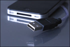 iPhone mit USB Ladekabel